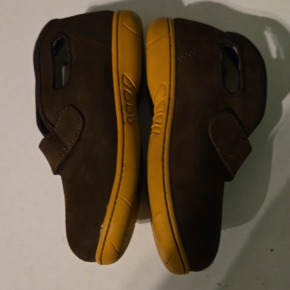 Baby BOGS unisex toddler 9 brown lined, short, velcro boots